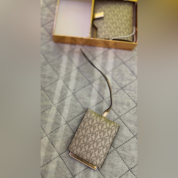 Michael Kors Travel Set - Picture 3 of 13